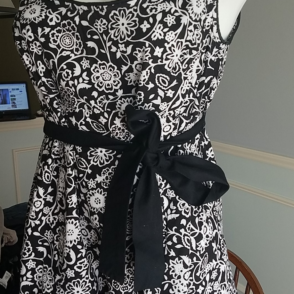 Like new maternity dress - Picture 2 of 3